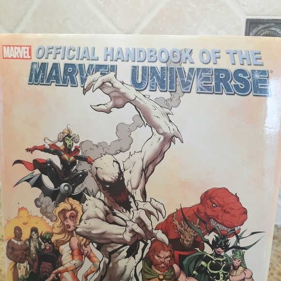 MARVEL OFFICIAL HANDBOOK OF THE MARVEL UNIVERSE - Picture 2 of 10